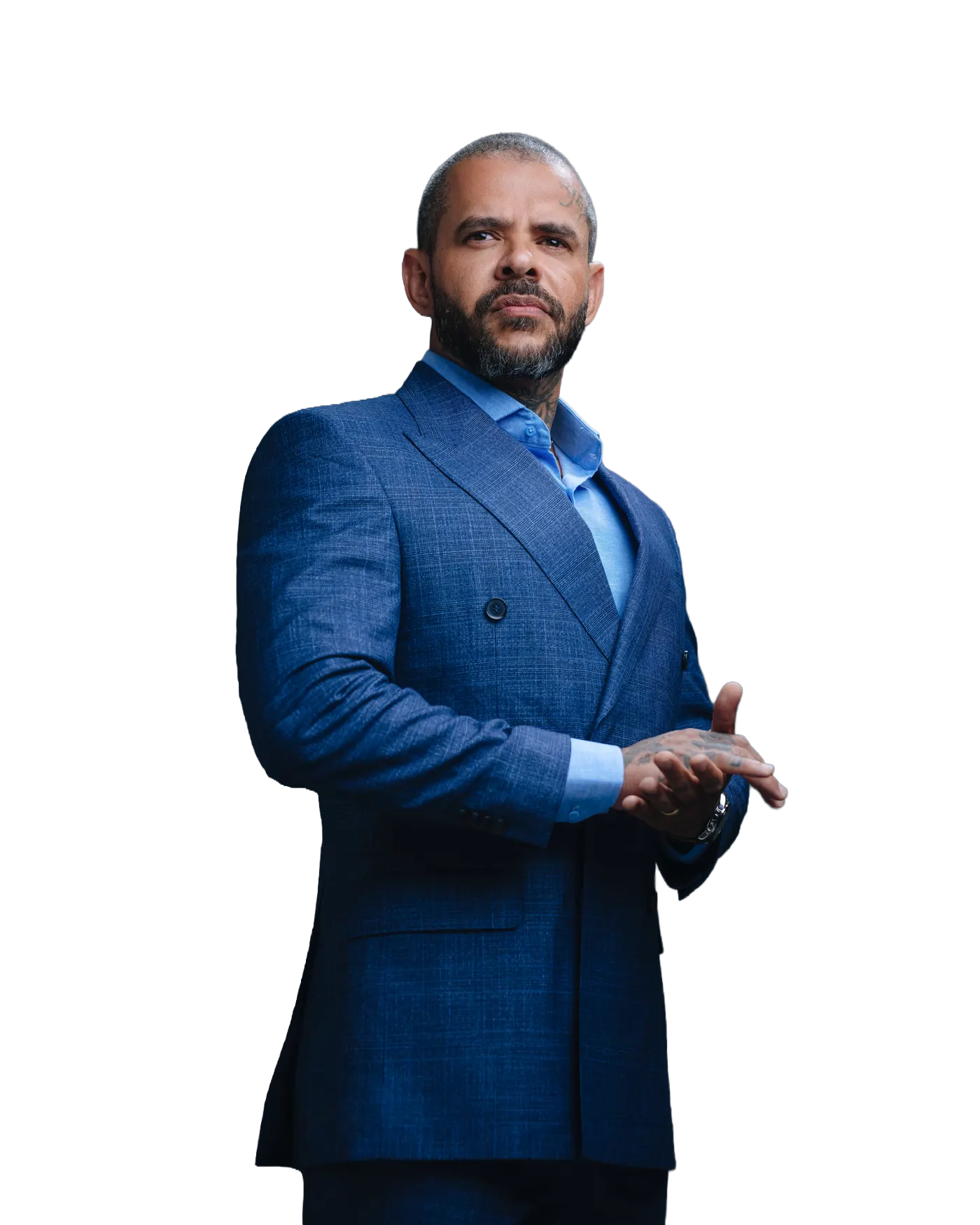 Pastor Anderson Silva com paletó azul e mãos unidas